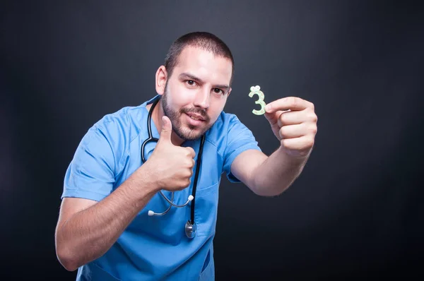 Retrato de pediatra do sexo masculino mostrando número três e similares — Fotografia de Stock