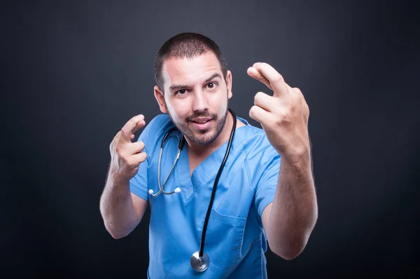 Portrait de médecin avec stéthoscope montrant croos double doigts — Photo