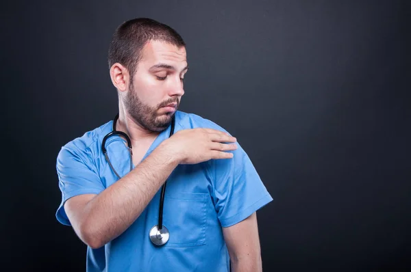 Docteur avec stéthoscope nettoyer son épaule — Photo