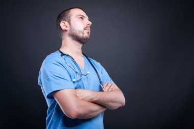 Kollu önlük giyen doktor düşük açılı geçti