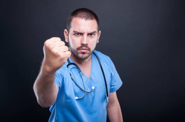 Deli doktor stetoskop gösteren yumruk ile önlük giyiyor