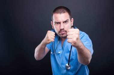 Deli doktor stetoskop mücadele ile önlük giyiyor