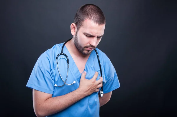 Retrato de médico vestindo esfrega ter ataque cardíaco — Fotografia de Stock