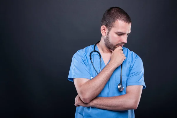 Portret doktora sobie peelingi z stetoskop myślenia — Zdjęcie stockowe