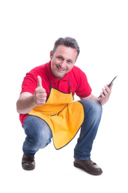 Başarılı süpermarket satıcı ürünleri kontrol