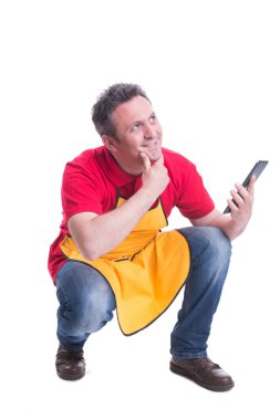 Tablet bilgisayar süpermarkette mağaza çalışanı