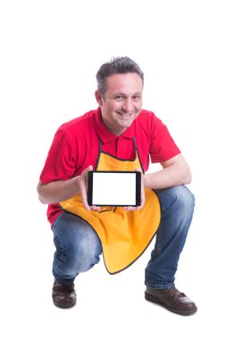 Modern tablet tutarak ve gülümseyen süpermarket satıcı