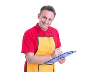 Panodaki süpermarkette yazma erkek personel