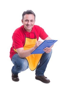 Satıcı sayım ürünler Market raf üzerinde gülümseyen