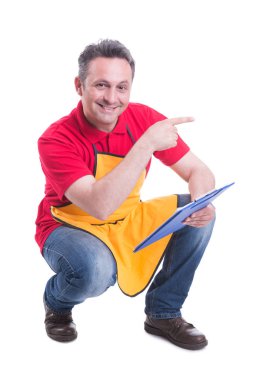 Neşeli perakendeci depodaki stok yapıyor