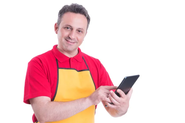 슈퍼마켓에서 디지털 태블릿을 사용 하 여 웃는 남자 직원 — 스톡 사진
