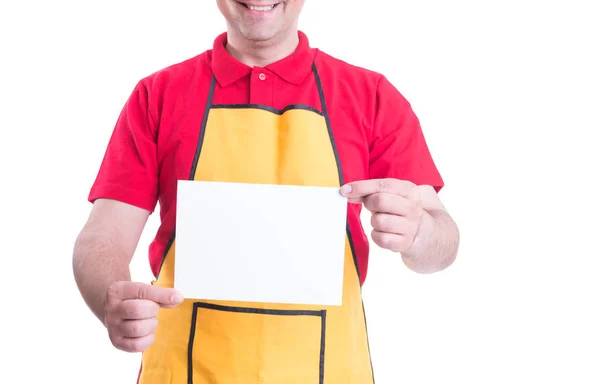 Männlicher Angestellter mit leerem Papier in der Hand — Stockfoto