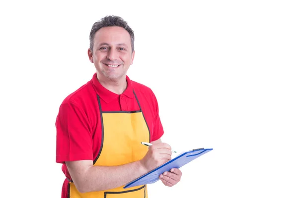 Vendedor com prancheta fazendo inventário de produtos — Fotografia de Stock