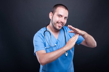 Zaman aşımı jest yapma stetoskop ile önlük giyen doktor