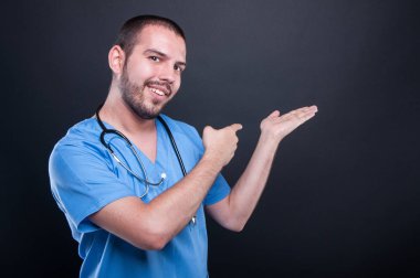 Copypsace ve POI elinde stetoskop ile önlük giyen doktor