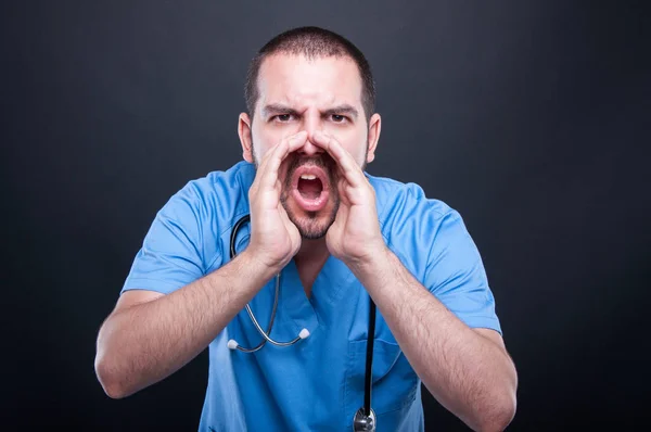 Doktor na sobě křoviny s stetoskop křičet nahlas — Stock fotografie