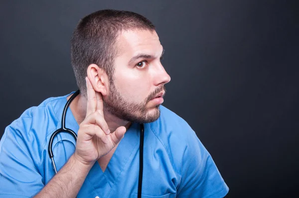 Doctor with stethoscope close-up making listening gesture — Stock Photo, Image