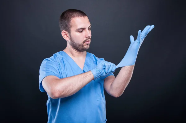 Doctor con exfoliantes poniéndose sus guantes de látex —  Fotos de Stock