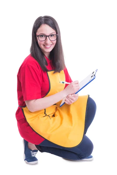 Sonriente joven vendedor de supermercados contando los productos —  Fotos de Stock