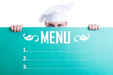 Erkek baker menüsüyle büyük afiş tutarak