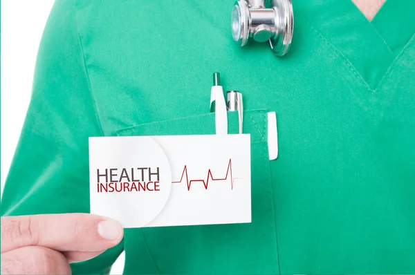 Arzt oder Arzt empfiehlt Krankenversicherung — Stockfoto