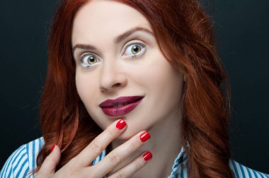 Yaratıcı makyaj çekici kızı 