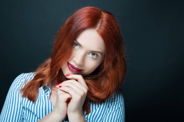 Güzel genç bayan muhteşem cilt ve makyaj