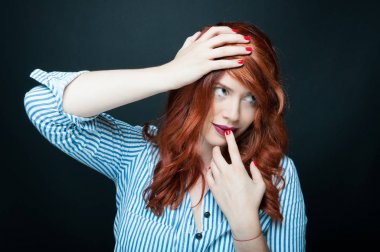 Güzellik moda gülümseyen genç kadın portresi