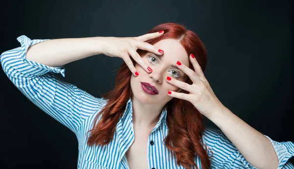 Модель красоты с длинными рыжими волосами — стоковое фото