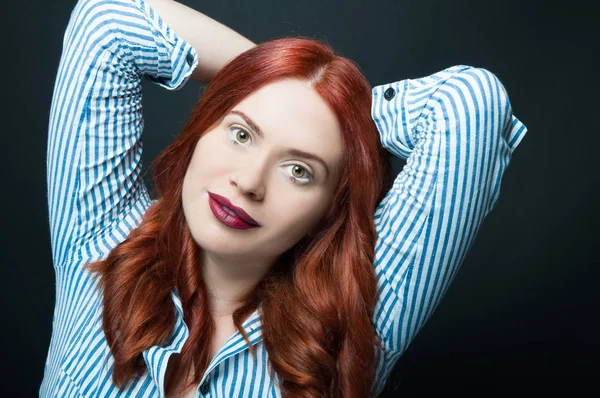 Göz alıcı makyaj rahat seyir ile güzel model