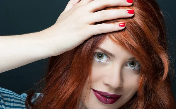 Portre profesyonel makyaj ile güzellik kadın yüzüne