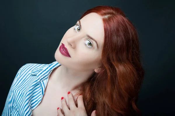 Retrato de modelo na moda com cabelo vermelho — Fotografia de Stock