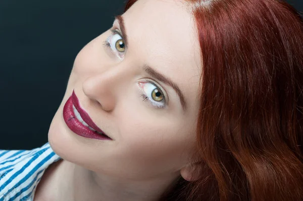 Yakın çekim portre genç Kızıl saçlı kadın 