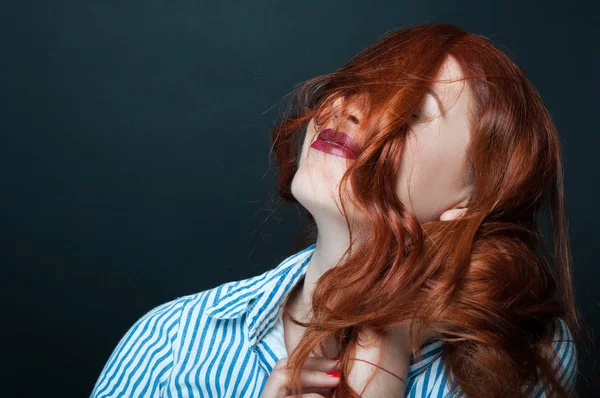 Güzel kadın model makyaj ve ruj ile