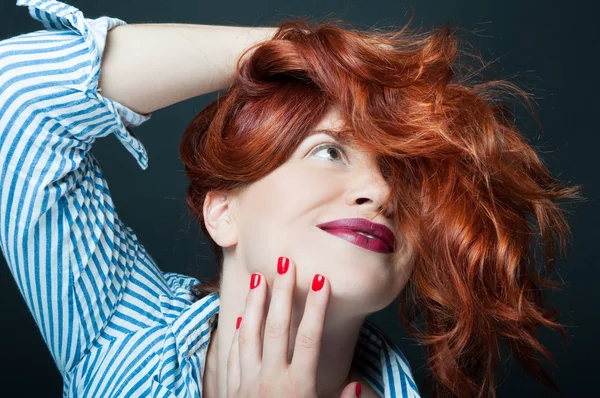 Mutlu genç model şık parlak makyaj ile 