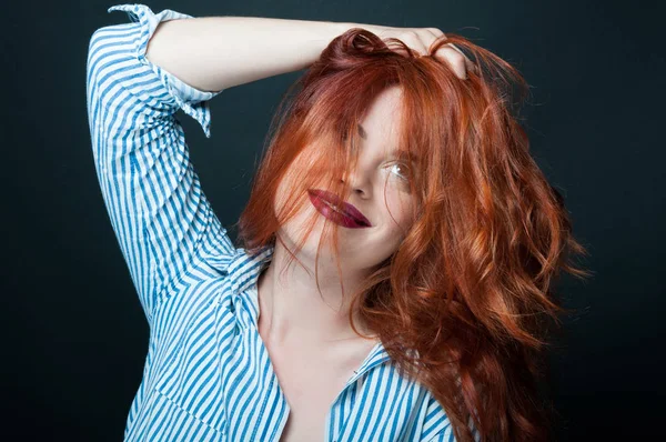 Menina ruiva sorridente atraente com maquiagem na moda — Fotografia de Stock