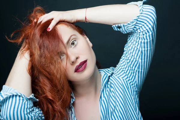 Güzel model kız sevimli yüzü ile 