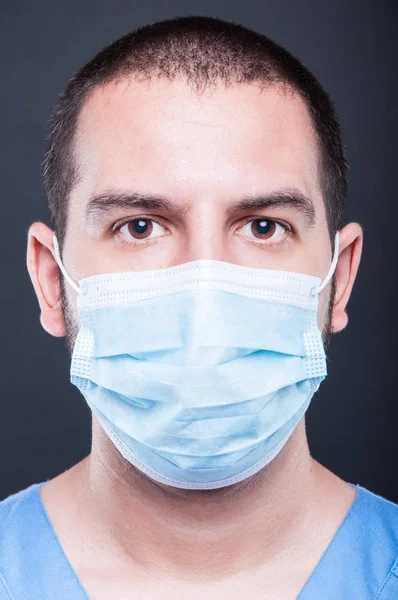 Πορτρέτο του γιατρού φορώντας τρίβει και στείρα μάσκα — Φωτογραφία Αρχείου