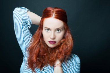 Uzun kızıl saçlı güzel ve kendine güvenen kadın 