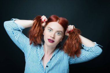 Tutan şehvetli kadın ve saçını çek