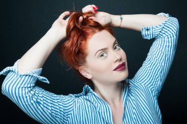 Çok baştan çıkarıcı kadın parlak makyaj having oyunculuk ile 