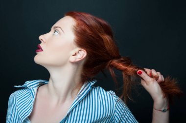 Şehvetli pozisyonda güzel kadın ayakta