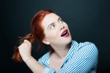 Beyaz model onun Dişileştirilmiş tutan heyecanlı