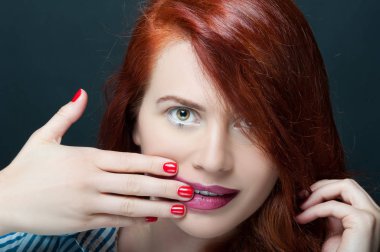 Güzel genç kadın ruj bulaşması makyaj ile