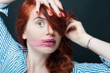 Çekici beyaz modeli ile yüz makyaj dolu