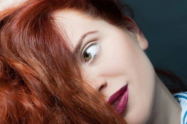 Retrato de moda de mulher jovem com cabelo vermelho — Fotografia de Stock