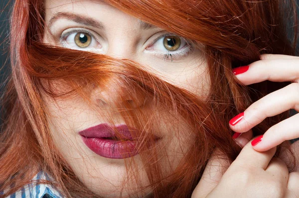 Yakın çekim portre çekici genç kadın