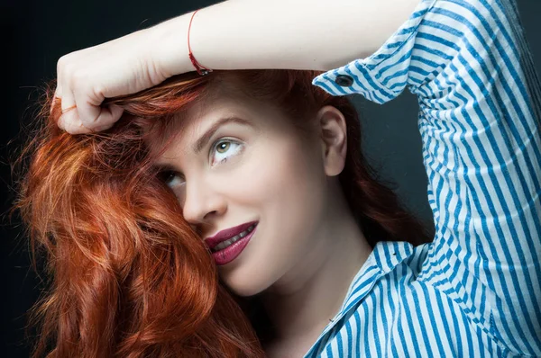 Parlak makyaj ve güzel saçları ile güzel kız