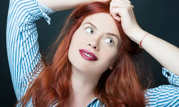 Sinnliches Mädchen mit perfektem Make-up und rotem Haar — Stockfoto