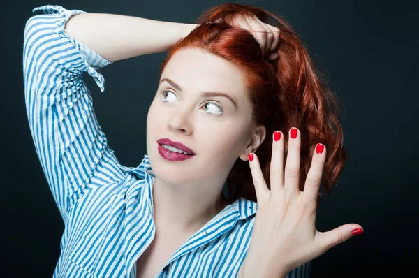 Güzel makyaj ile kırmızı saçlı kız